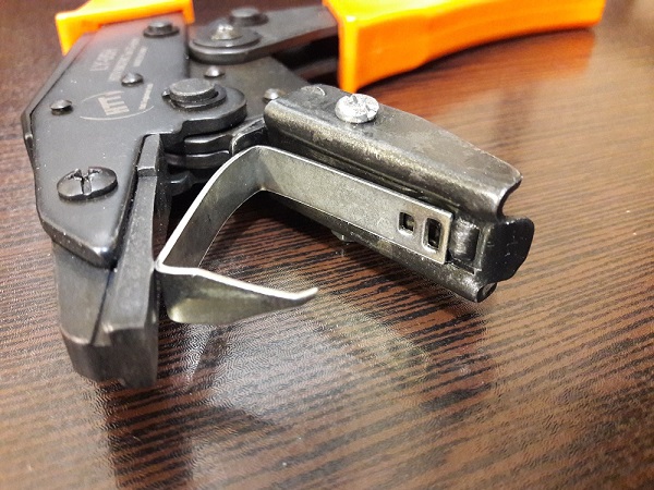 روش استفاده از اپلیکاتور پلاک گوش فلزی